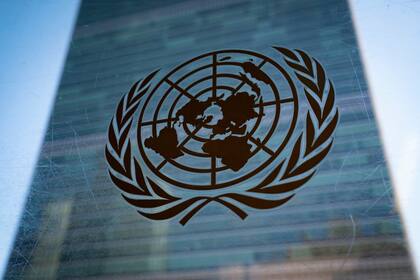 El símbolo de las Naciones Unidas se exhibe en la sede de las Naciones Unidas