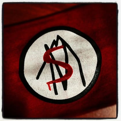 El símbolo oficial de "Say No More" (SNM)
