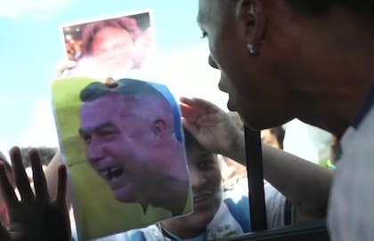 El simpatizante argentino le muestra una imagen de Cristiano Ronaldo llorando
