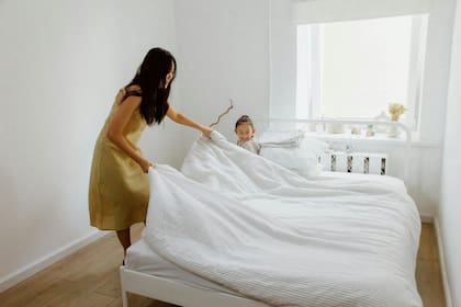 El simple acto de no hacer la cama puede simbolizar el deseo de romper con rutinas estrictas y con la imposición de normas sociales (imagen ilustrativa)
