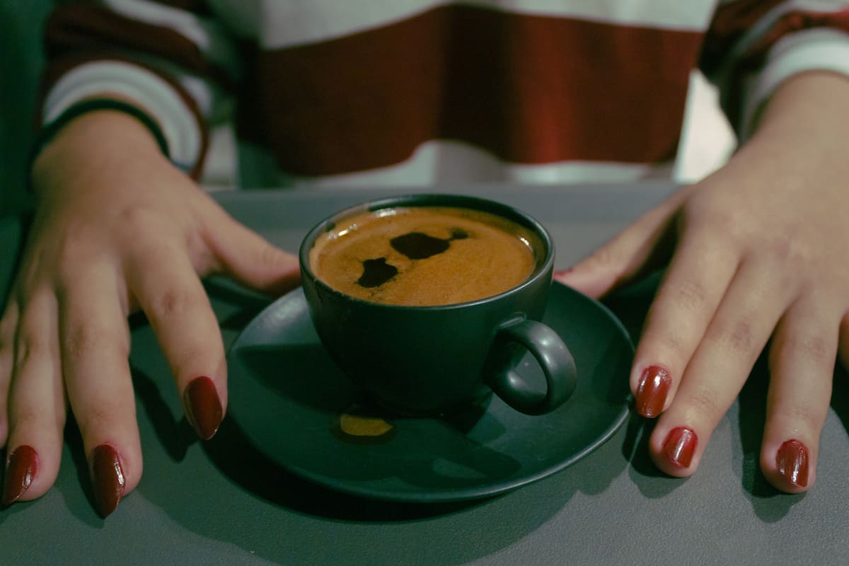 El simple acto de tomarse un café puede dar pistas al empleador sobre la actitud de los candidatos