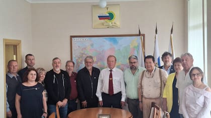 El sindicalista de ATE, Rodolfo Aguiar, con gremialistas rusos.