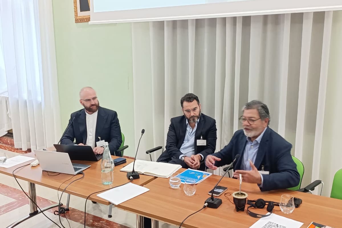 El sindicalista Gerardo Martínez junto a Gustau Gomis, funcionario de la ONU experto en cambio climático, y el padre Eduardo Agosta, de la Conferencia Epsicopal Española