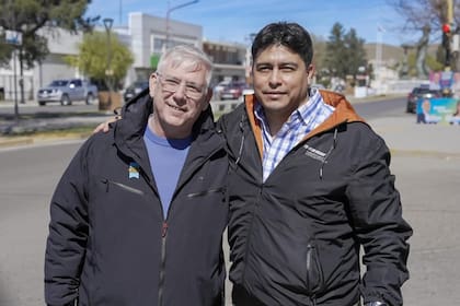El sindicalista Julio Gutiérrez y futuro ministro de Trabajo, junto al gobernador electo de Santa Cruz y sindicalista petrolero, Claudio Vidal.