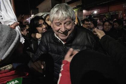 El sindicalista Walter Cortés será el nuevo intendente de Bariloche; anoche, en los festejos tras derrotar a Arabela Carreras