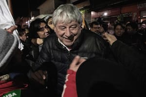 El sindicalista Walter Cortés será el nuevo intendente de Bariloche; anoche, en los festejos tras derrotar a Arabela Carreras
