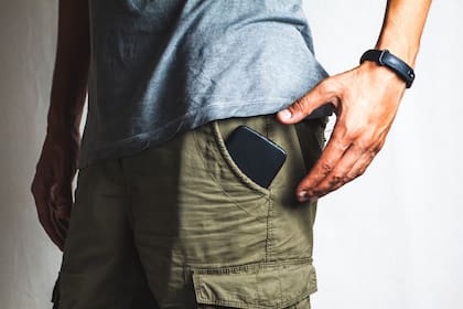 El síndrome de la vibración fantasma nos hace sentir que el celular vibró por un mensaje o llamada entrante cuando en realidad no lo hizo