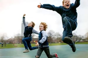 El “síndrome del niño apresurado” se manifiesta cuando a los niños se les exige rendir y asumir responsabilidades antes de lo que deberían (Archivo)