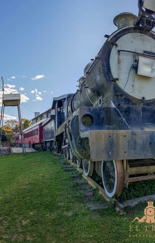 El singular restaurante fue montado tras una locomotora inglesa, la última que pisó esta región de la provincia de Buenos Aires.