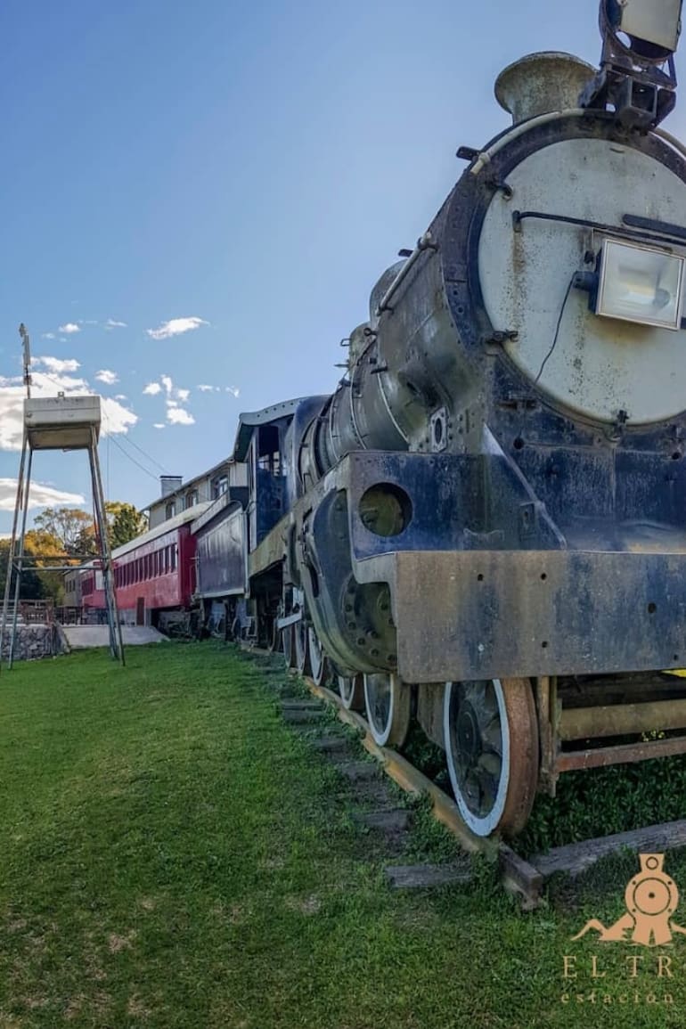 El singular restaurante fue montado tras una locomotora inglesa, la última que pisó esta región de la provincia de Buenos Aires.