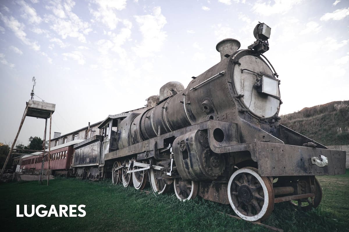 El singular restaurante fue montado tras una locomotora inglesa, la última que pisó esta región de la provincia de Buenos Aires.