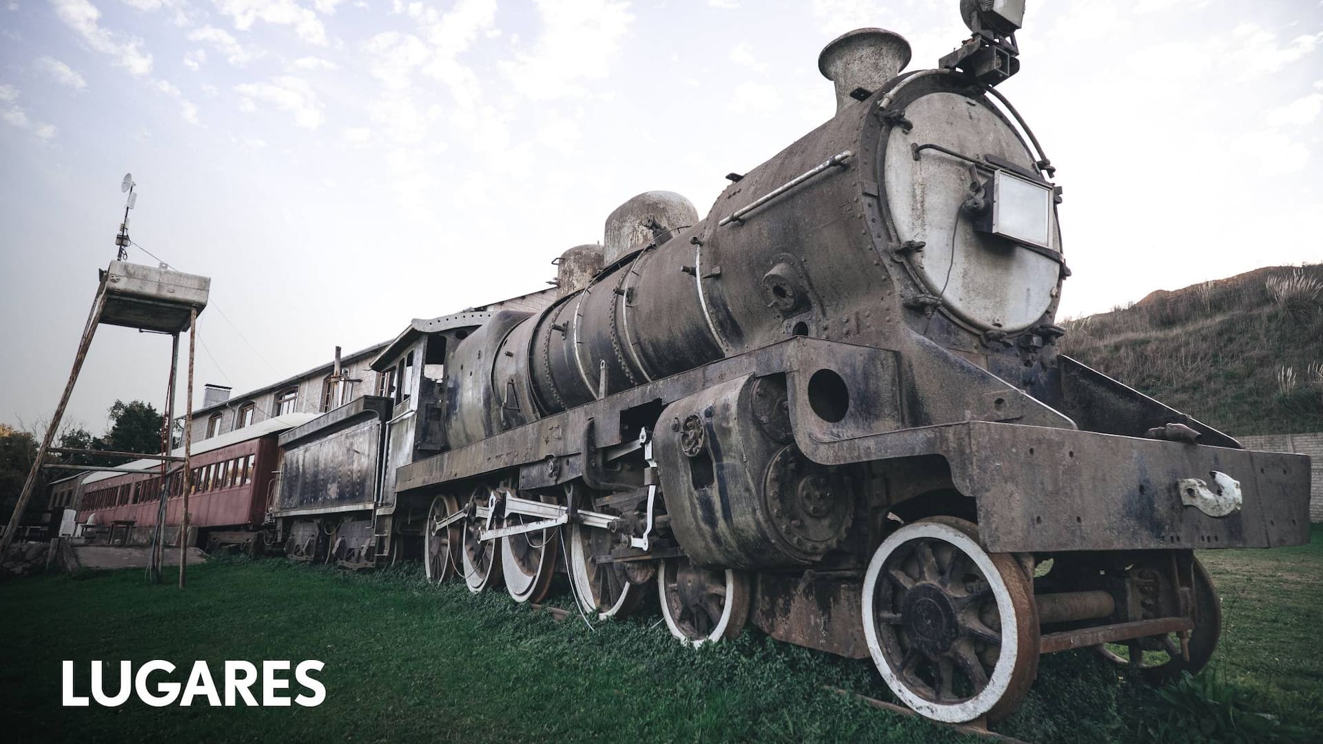 El singular restaurante fue montado tras una locomotora inglesa, la última que pisó esta región de la provincia de Buenos Aires.