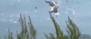 El momento del choque fatal entre dos helicópteros que combatían un incendio forestal en Grecia