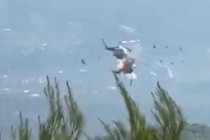 El momento del choque entre dos helicópteros que combatían un incendio forestal en Grecia