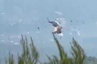 El momento del choque fatal entre dos helicópteros que combatían un incendio forestal en Grecia