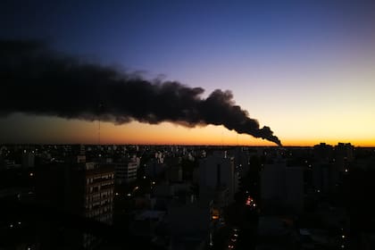 El siniestro comenzó pasadas las 17 en un depósito de la calle 44 y 185