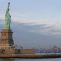 Volcó una lancha frente a la Estatua de la Libertad y murieron una mujer y una bebé