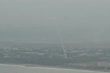 El sistema antiaéreo israelí Cúpula de Hierro dispara para interceptar cohetes lanzados desde Líbano, en el norte de Israel, el domingo 22 de septiembre de 2024. (AP Foto/Baz Ratner)