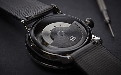 El sistema cinético que le permite al reloj transformar el movimiento de la mano en energía y dar vida a la electrónica del reloj