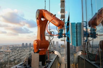 El sistema combina robótica avanzada, inteligencia artificial y sensores sofisticados para limpiar ventanas tres veces más rápido que los humanos