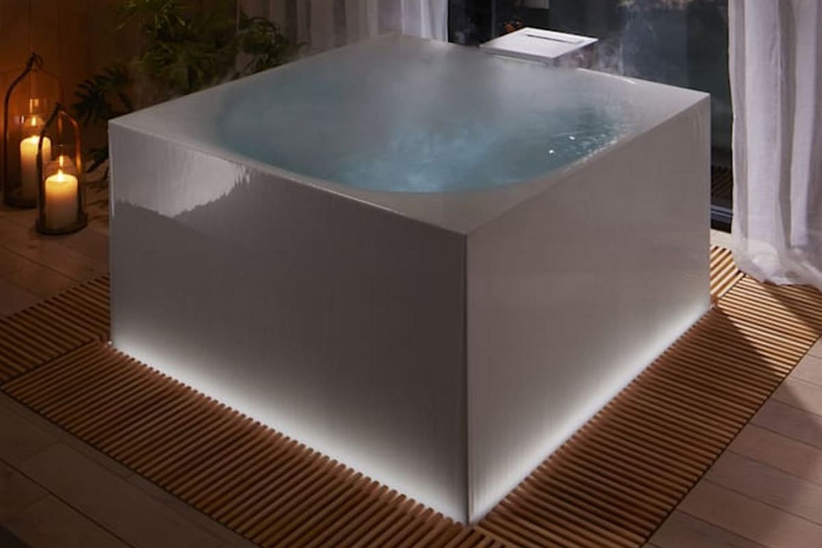 El sistema de bañadera de Kohler está equipado con funciones de niebla, luces y aroma para emular la experiencia de inmersión de un spa