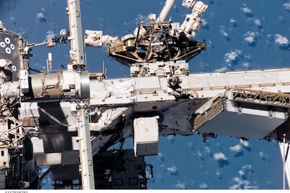 El Sistema de Base Móvil mueve el transportador a lo largo de la Estación Espacial, una plataforma móvil para llevar a los robots Canadarm2 y Dextre a los 8 puntos de trabajo con enchufes