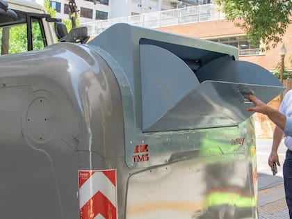 El sistema de "buzón" permite que no se pueda sacar basura del contenedor manualmente.