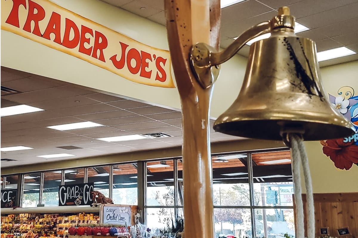 El sistema de campanas de Trader Joe's se inspiró en el “entorno marítimo”, donde las tripulaciones de los barcos usaban campanas para enviar señales y comunicarse