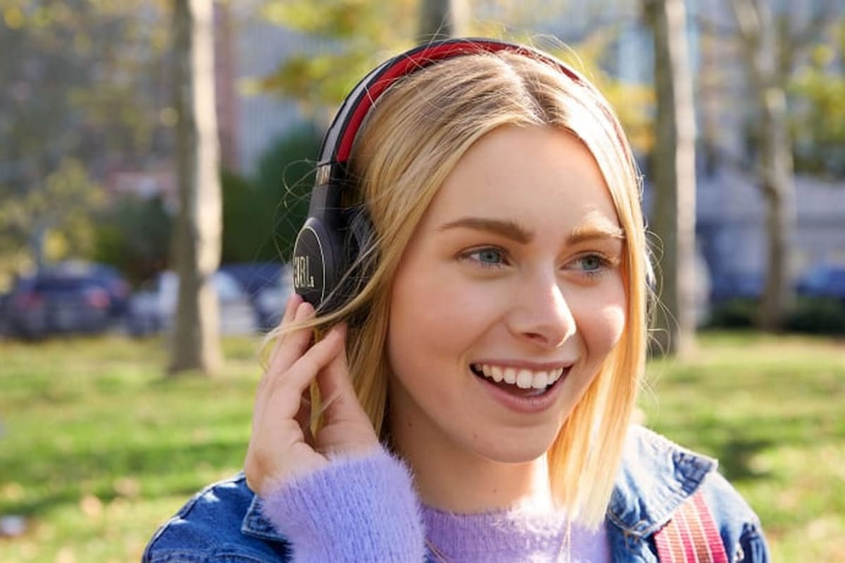 El sistema de carga solar puede reponer la autonomía de la batería con la luz del sol o con la iluminación artificial interior, como ocurre con algunos relojes y accesorios que utilizan este sistema