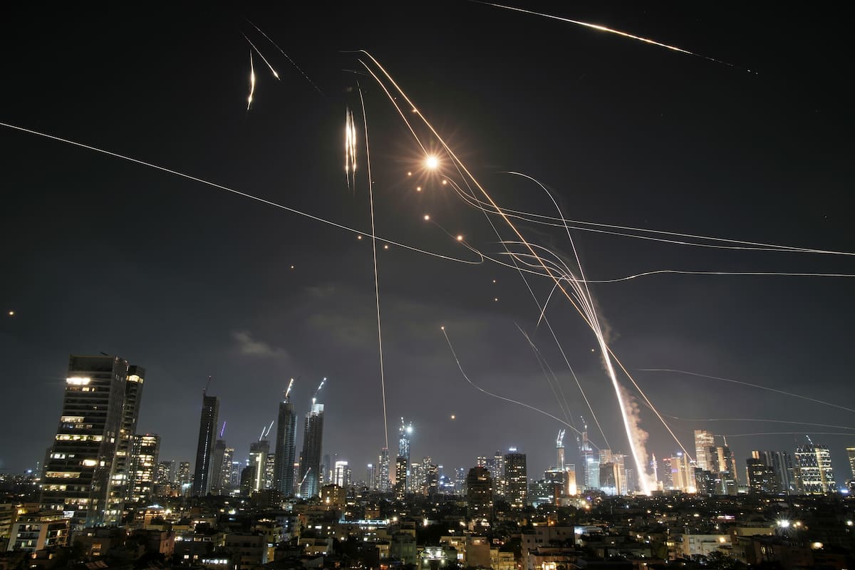 El sistema de defensa israelí Cúpula de Hierra lanza proyectiles para interceptar misiles sobre Tel Aviv, Israel, el 13 de junio de 2025