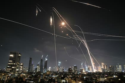 El sistema de defensa israelí Cúpula de Hierra lanza proyectiles para interceptar misiles sobre Tel Aviv, Israel, el 13 de junio de 2025