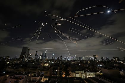 El sistema de defensa israelí Domo de Hierro dispara para interceptar misiles durante un ataque iraní contra Tel Aviv, Israel, el domingo 15 de junio de 2025