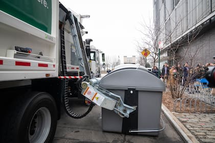El sistema de estilo europeo para la recolección de basura se complementa con los camiones recolectores automatizados