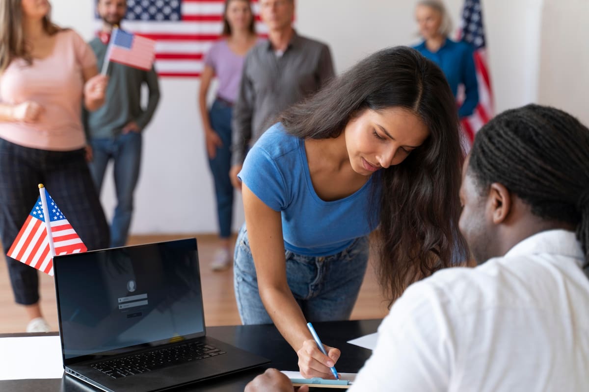 El sistema de inmigración de Estados Unidos implementó una tarifa anual de US$102 para las solicitudes de asilo que superen los 12 meses de espera
