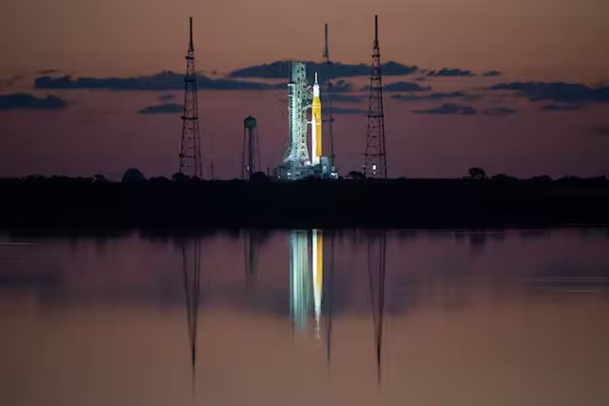 El Sistema de Lanzamiento Espacial (SLS) de la NASA con la nave espacial Orión a bordo