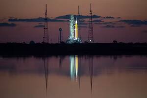El Sistema de Lanzamiento Espacial (SLS) de la NASA con la nave espacial Orión a bordo