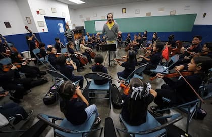 El Sistema de Orquestas Juveniles e Infantiles de Venezuela fue creado en 1975, con el propósito de combatir la pobreza y la violencia a través de las artes