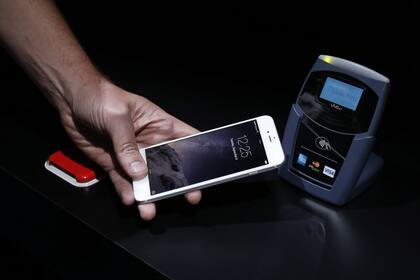 El sistema de pagos de Apple, como el de sus competidores, usa un chip NFC para pagos sin contacto