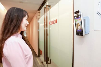El sistema de reconocimiento facial de Canon cuenta con un módulo para otorgar el acceso a las oficinas solo si el empleado muestra una sonrisa