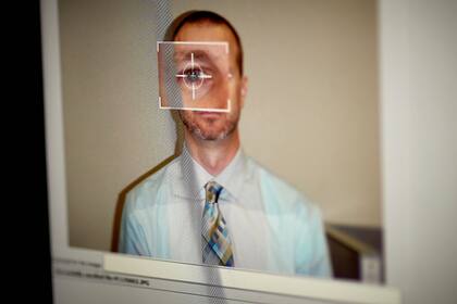 El sistema de reconocimiento facial se suma a las armas para combatir el virus.