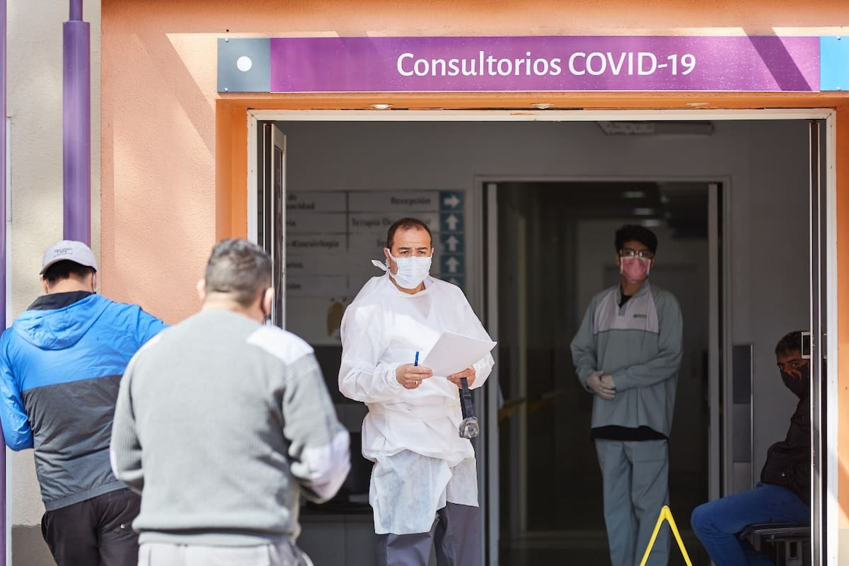 El sistema de salud está al borde del colapso, con una creciente demanda de pacientes para ser hisopados, mientras que buena parte de la población con síntomas transita la enfermedad en sus domicilios.