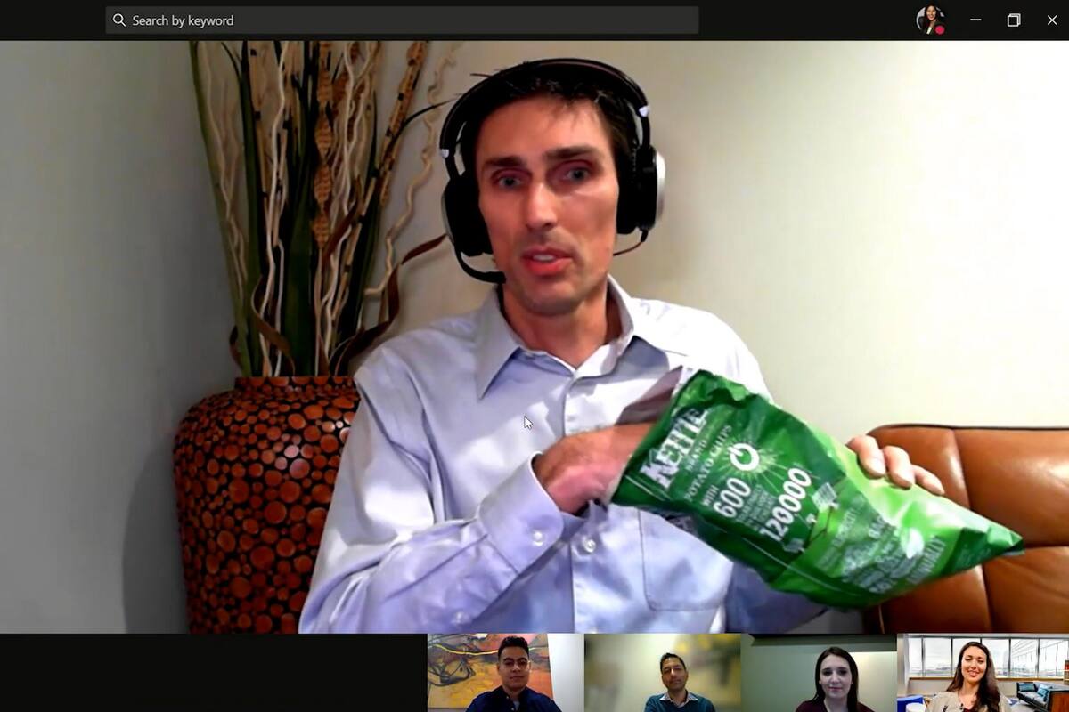 El sistema de supresión de ruidos de Microsoft puede identificar y remover sonidos que se producen de forma aleatoria o inesperada, como un paquete de papas fritas o un perro que ladra