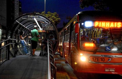 El sistema de transporte público conecta la ciudad de punto a punto y se complementa con los tranvías y metros.