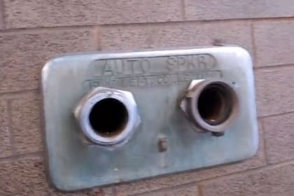 El sistema de tuberías donde ingresó el ave está pensado para que los bomberos extraigan de allí agua si ocurre algún incendio en la zona