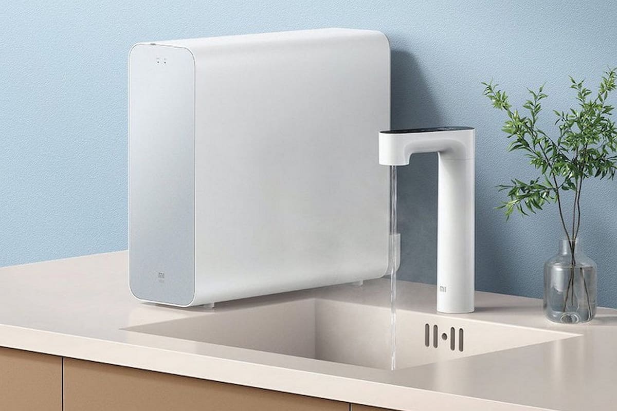 El sistema de Xiaomi se asemeja a los modelos de filtros tradicionales, pero se diferencia por ofrecer una pantalla táctil para ajustar la temperatura del agua purificada