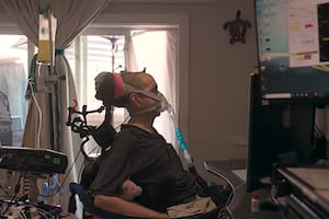 Cómo los implantes cerebrales experimentales transformaron la vida de un paciente con ELA en su hogar
