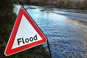 El sistema frontal estacionario provocará tasas de lluvia extremas en Long Island, NYC y condados de NJ como Hudson y Essex, con riesgo moderado de inundaciones repentinas debido a suelos saturados y drenaje urbano insuficiente