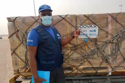 El sistema internacional de vacunas Covax comenzó a funcionar con sus primeros envíos