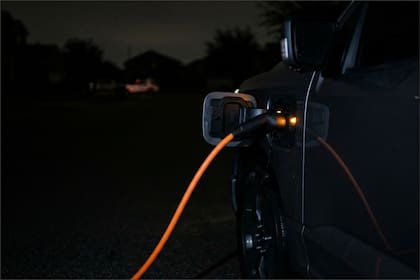 El sistema permite conectar la camioneta directamente al suministro eléctrico, y la duración varía según el modelo