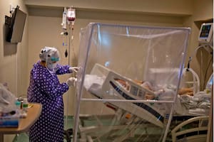 El sistema público de salud, que tiene 400 camas de terapia intensiva, hay ocupadas 282 con pacientes graves de Covid-19.